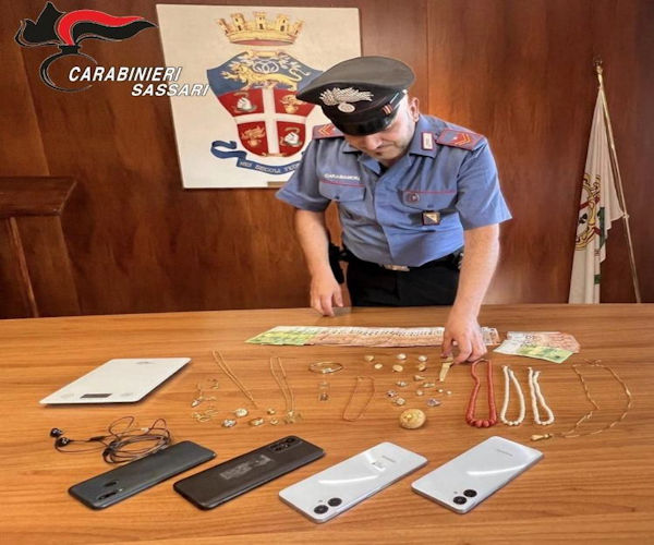 Oggetti in oro a due truffattori